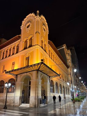 Valensiyalı cemaat Alicante, İspanya 'da Mart 2024' te gece boyunca Teatro Principal binası aydınlatıldı.