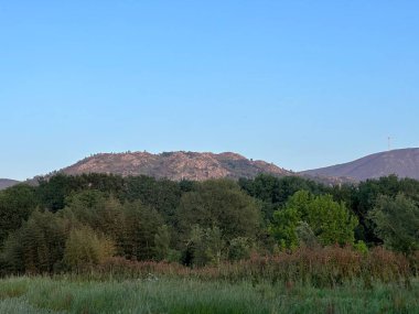 Ests, Tomio, Galiçya, İspanya, Mayıs 2024 yakınlarındaki ağaçlı dağ manzarası