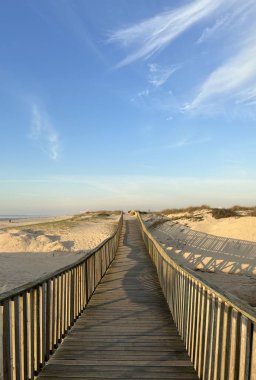 Espinho, Aveiro, Portekiz yakınlarındaki sahil kum tepelerinin üzerinde tahta tahta kaldırım, Ocak 2024