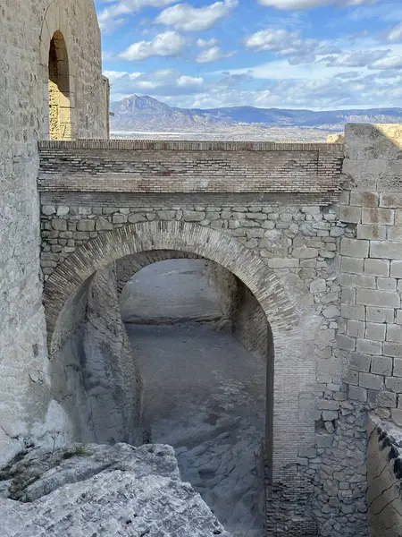 Alicante 'deki antik Santa Brbara Kalesi' ndeki köprü, Valensiyalı cemaati, İspanya, Mart 2024