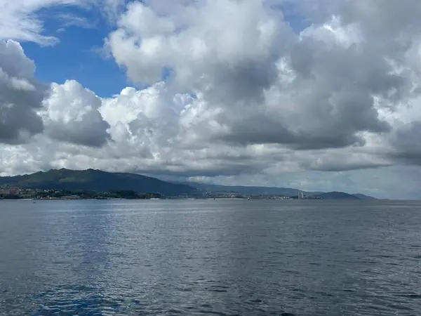 Moaa, Galiçya, İspanya, Nisan 2024 yakınlarındaki Ria de Vigo nehri üzerindeki bulutlar