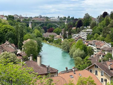 Aare Nehri üzerindeki Kornhausbrcke köprüsü ve İsviçre 'nin Bern şehri, Mayıs 2024