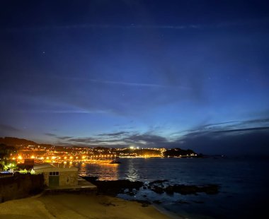 Gece yarısı sahil kasabası Bueu 'nun ışıkları, Galiçya, İspanya, Nisan 2024