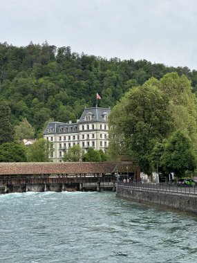 Thunerhof binası Aare nehri kıyısında, Scherzligschleuse kilidi olan Thun, Bern, İsviçre, Mayıs 2024