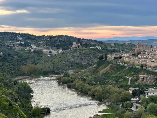 Gün batımında Toledo ve Tagus nehir vadisinin panoramik manzarası, Kastilya-La Mancha, İspanya, Nisan 2024
