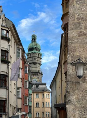 Innsbruck, Tyrol, Avusturya, Mayıs 2024 Altes Rathaus veya Old Town Hall manzaralı sokak