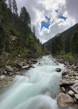 Krimmml, Salzburg, Avusturya, Mayıs 2024 yakınlarındaki dağların arasından akan Rapid Krimmler Ache Nehri