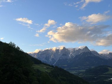 Günbatımı bulutlarının altındaki Alpler dağları Laideregg, Bischofshofen, Salzburg, Avusturya, Mayıs 2024
