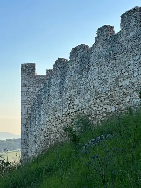 Spisk Hrad kalesinin antik taş duvarı yeşil manzaraya bakıyor, Spisk Podhradie, Preov, Slovakya, Mayıs 2024