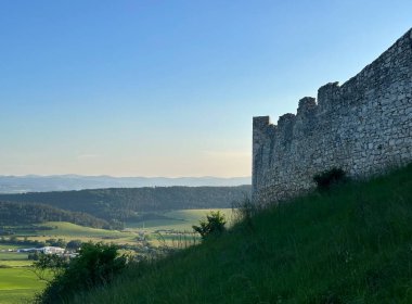 Spisk Hrad kalesinin antik taş duvarı yeşil manzaraya bakıyor, Spisk Podhradie, Preov, Slovakya, Mayıs 2024