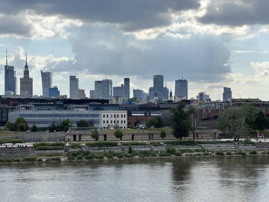 Varşova silueti bulutlu bir günde Vistula nehrine yansıdı, Masovia Voyvodalığı, Polonya, Mayıs 2024