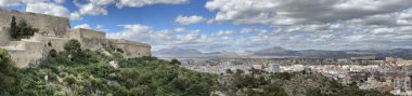 Santa Brbara Kalesi 'nin panoramik manzarası, Alicante' deki dağlar, Valencia Topluluğu, İspanya, Mart 2024