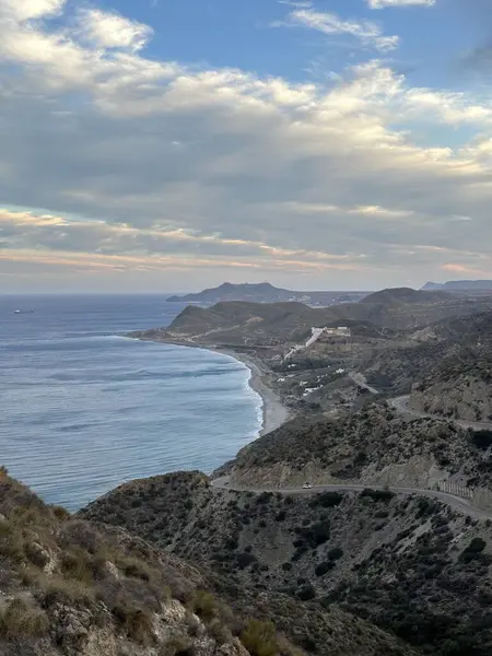 Carboneras ve Mojcar, Endülüs, İspanya arasında Akdeniz kıyısının yüksek açılı görüntüsü, Mart 2024