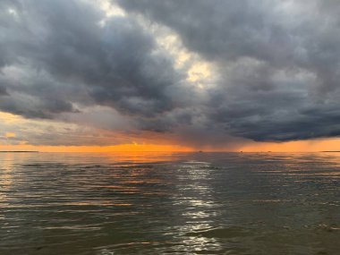 Denizin üzerinde güzel bir gün batımı
