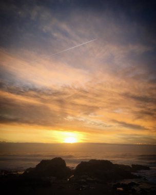 Denizin üzerinde güzel bir gün batımı