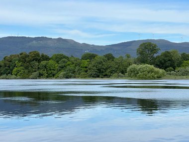 Dağlardaki nehir manzarası