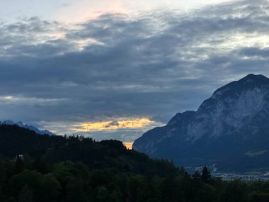 Dağın üzerinden gün batımı