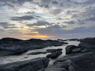 Denizin üzerinde güzel bir gün batımı
