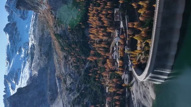イタリアアルプスの中心部にある川のダム ドロマイト 垂直ビデオ — ストック動画