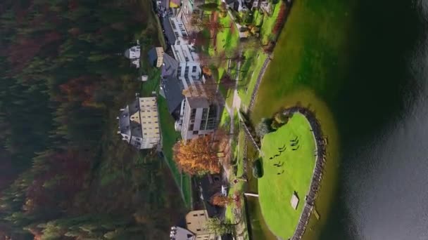 Malé Městečko Břehu Jezera Klidné Místo Mezi Horami Hallstatt Rakousko — Stock video