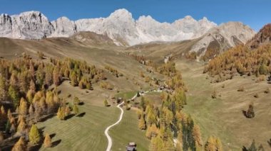 İtalyan Alpleri vadisinde küçük bir kasaba. Ormanlık alan ve büyük dağlarla çevrili..