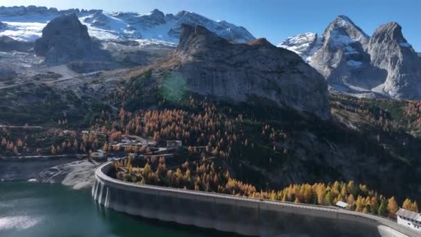 イタリアアルプスの中心部にある川のダム ドロマイト — ストック動画