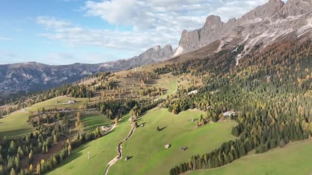 Egy Kis Város Olasz Alpok Völgyében Fás Terület Hatalmas Hegyek — Stock videók