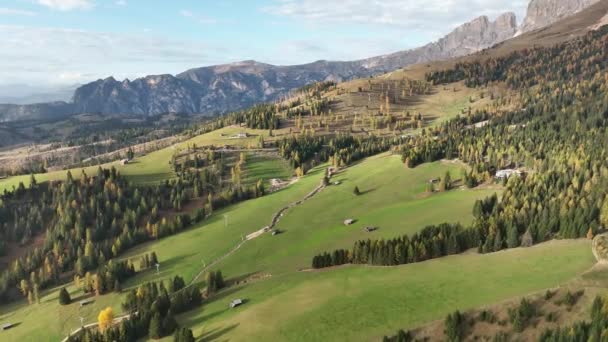 Kleine Stad Het Dal Van Italiaanse Alpen Omgeven Door Bosrijke — Stockvideo