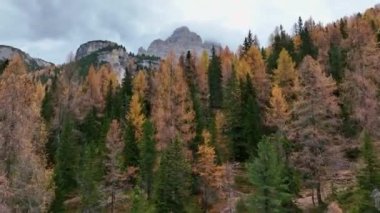 İtalya 'nın Alp Dağları' ndaki Üç Kulenin Tepesi 'nde. İtalya.