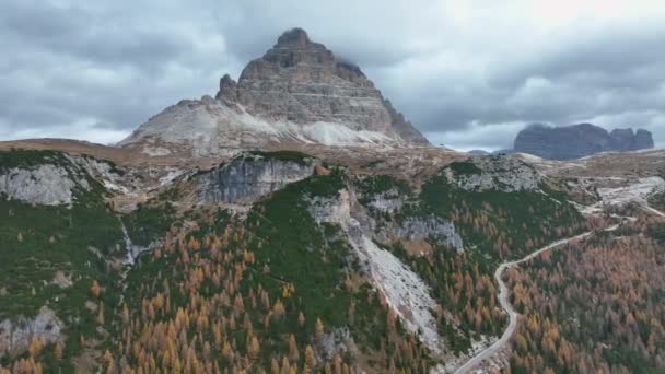이탈리아 알프스 산맥에 건물의 정상이다 이탈리아 — 비디오