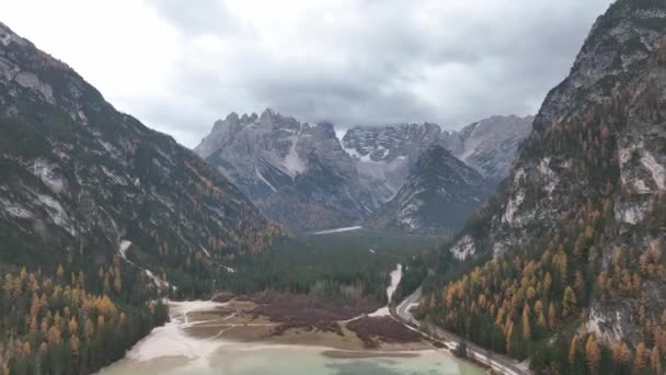 Grünes Wasser Gesäumt Von Einer Straße Die Durch Die Alpen — Stockvideo