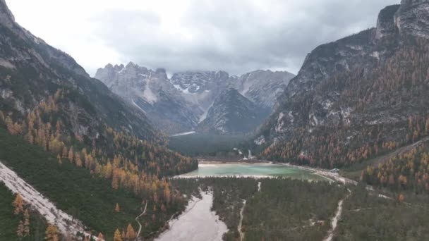 Alplerden Geçen Bir Yol Ile Çevrili Yeşil Sular — Stok video