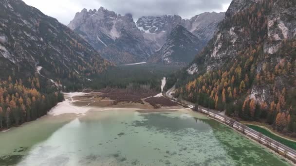 Зелені Води Рухаються Дорозі Проходить Через Альпи — стокове відео