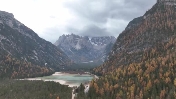 Águas Verdes Delimitadas Por Uma Estrada Que Atravessa Alpes — Vídeo de Stock