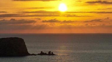 İbiza sahilindeki günbatımının hava görüntüleri. Cala Compte 'nin önünde. İspanya