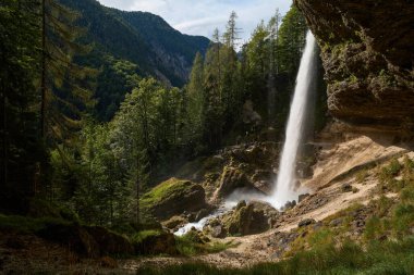 Slovenya 'daki Pericnik şelalesinin panoramik manzarası. Arkadaki Alpler dağları