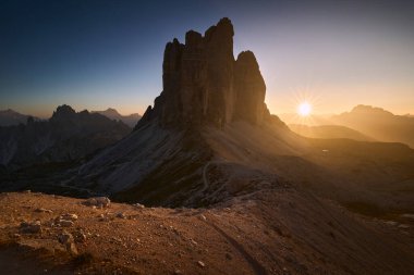İtalyan Dolomitlerindeki batan güneşin manzarası. Tre Cime di Lavaredo 'nun panoramik görüntüsü.