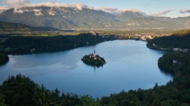 Gün batımında Bled Gölü ve Slovenya Alpleri 'nin panoramik manzarası. Zaman Uygulaması.