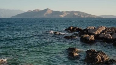 Hırvatistan 'ın Krk adasındaki Baska kasabası yakınlarındaki Adriyatik Denizi' nde ıssız bir adanın manzarası