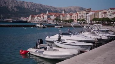 Baska, Krk Adası, Hırvatistan - Eylül 2023 - Güneşli bir günde gezinti ve limanı olan Baska Kasabası