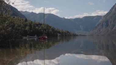 Slovenya 'daki Bohinjsko Gölü Alplerle çevrilidir..