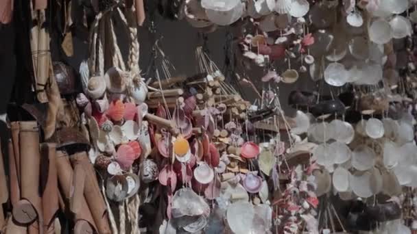 海の貝で作られた飾りやお土産でいっぱいの屋台 クロアチアの海辺からの観光のお土産 — ストック動画