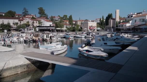 マリンスカ アイランドクルーク クロアチア 9月2023 観光都市でマリーナと遊歩道 — ストック動画