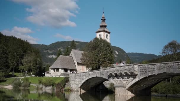 Iglesia San Juan Bautista Lago Bohinjsko Eslovenia — Vídeo de stock