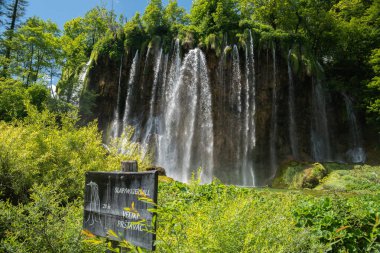 Hırvatistan 'daki Plitvice Gölleri. Veliki Prstavac şelalesinin manzarası