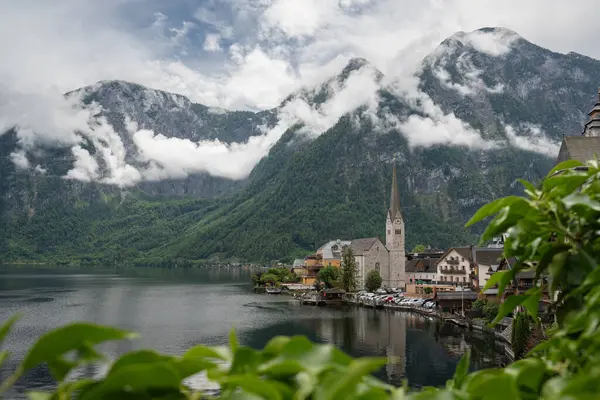 Avusturya Hallstatt Gölü üzerindeki tarihi Hallstatt kasabası. Buharlı dağlarla çevrili güzel bir köy..