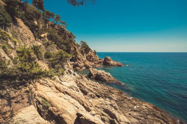 Blanes, Costa Brava, İspanya 'da Akdeniz' e düşen kayalık kayalıkların görüntüsü.