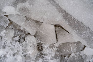 Kışın kaldırımda kırılan buzlar 