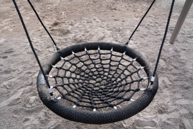 Yuvarlak yuva, yerde kum olan çocuklar için.