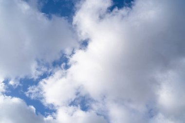 Mavi gökyüzünde bir sürü beyaz bulut